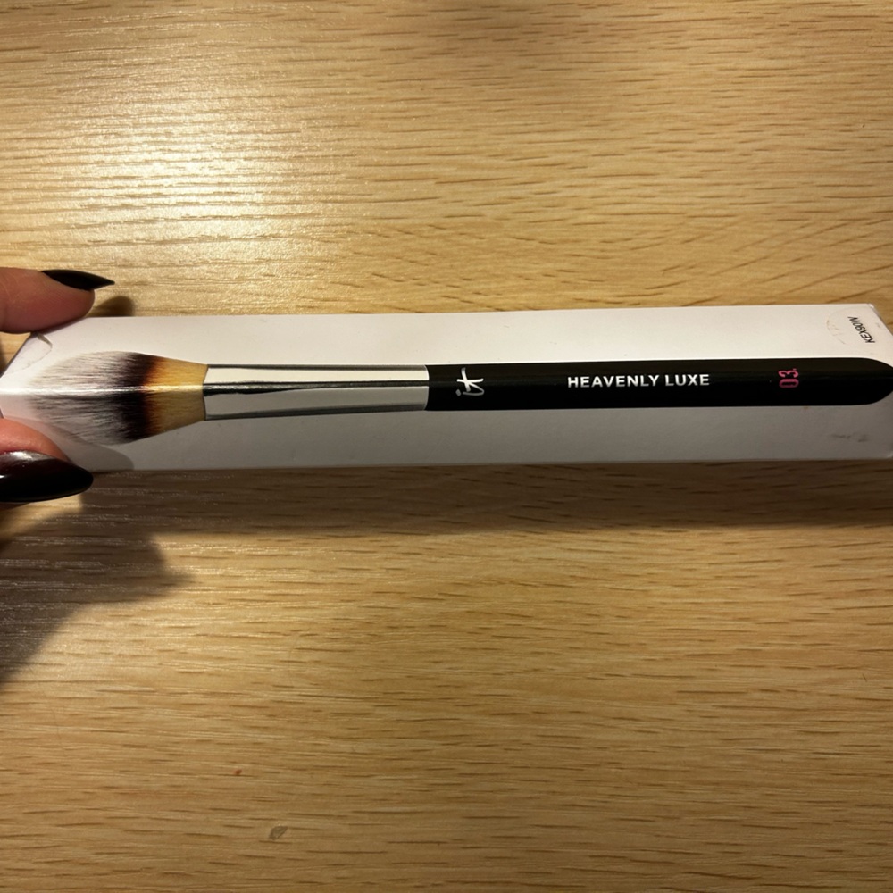 IT Cosmetics Heavenly Luxe Brush - Black and Cream